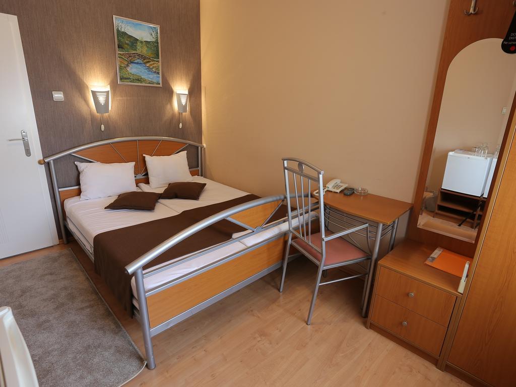 Hotel Ženeva Kragujevac Buitenkant foto