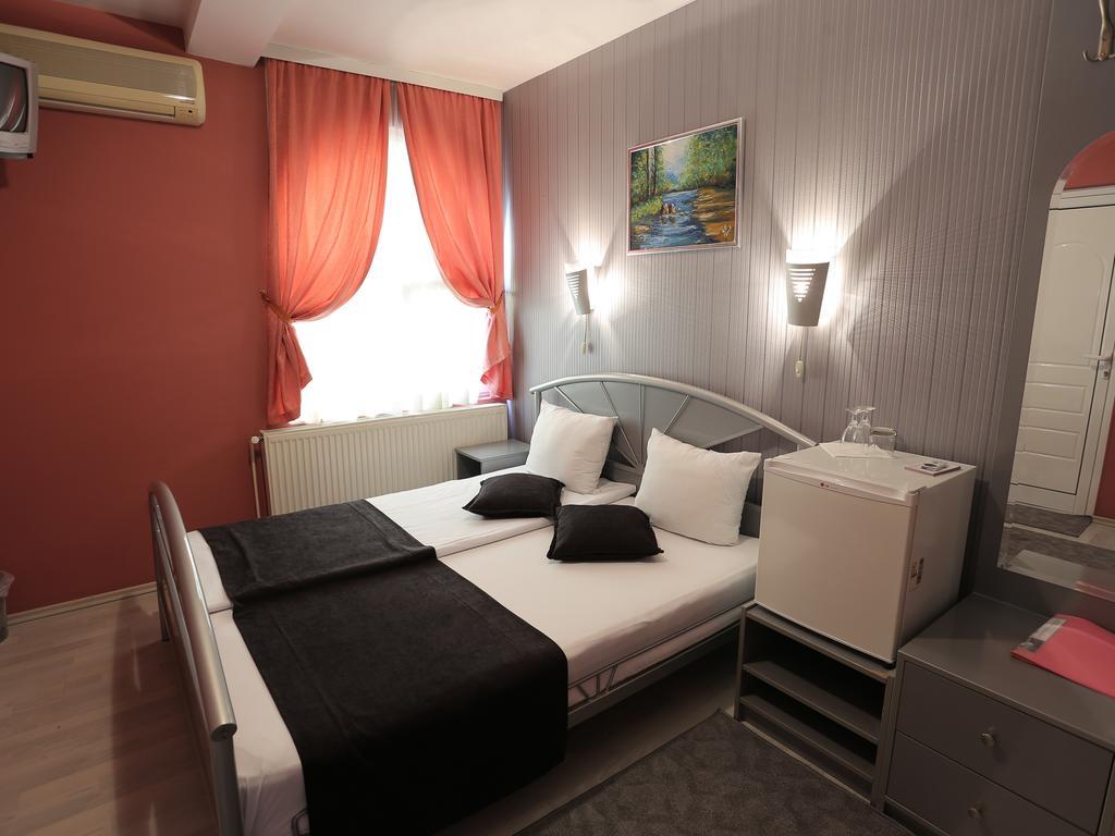Hotel Ženeva Kragujevac Buitenkant foto